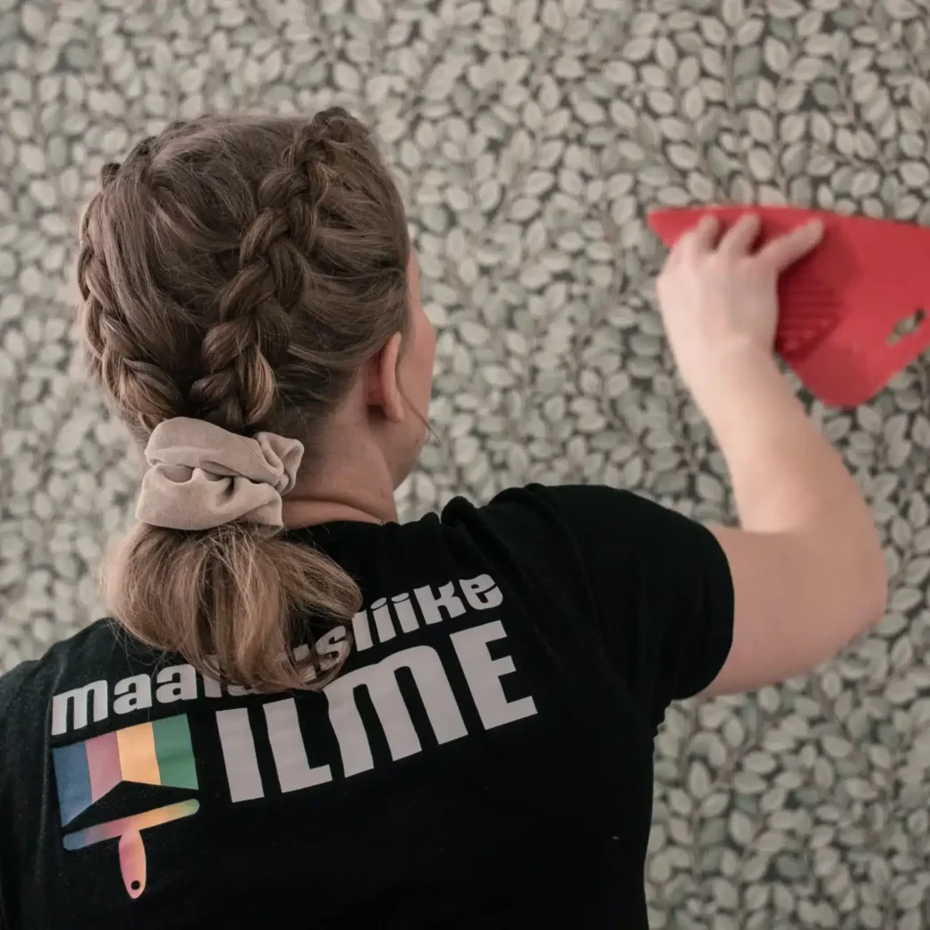 Ilme maalari tasaamassa vuotaa tapetointilastalla