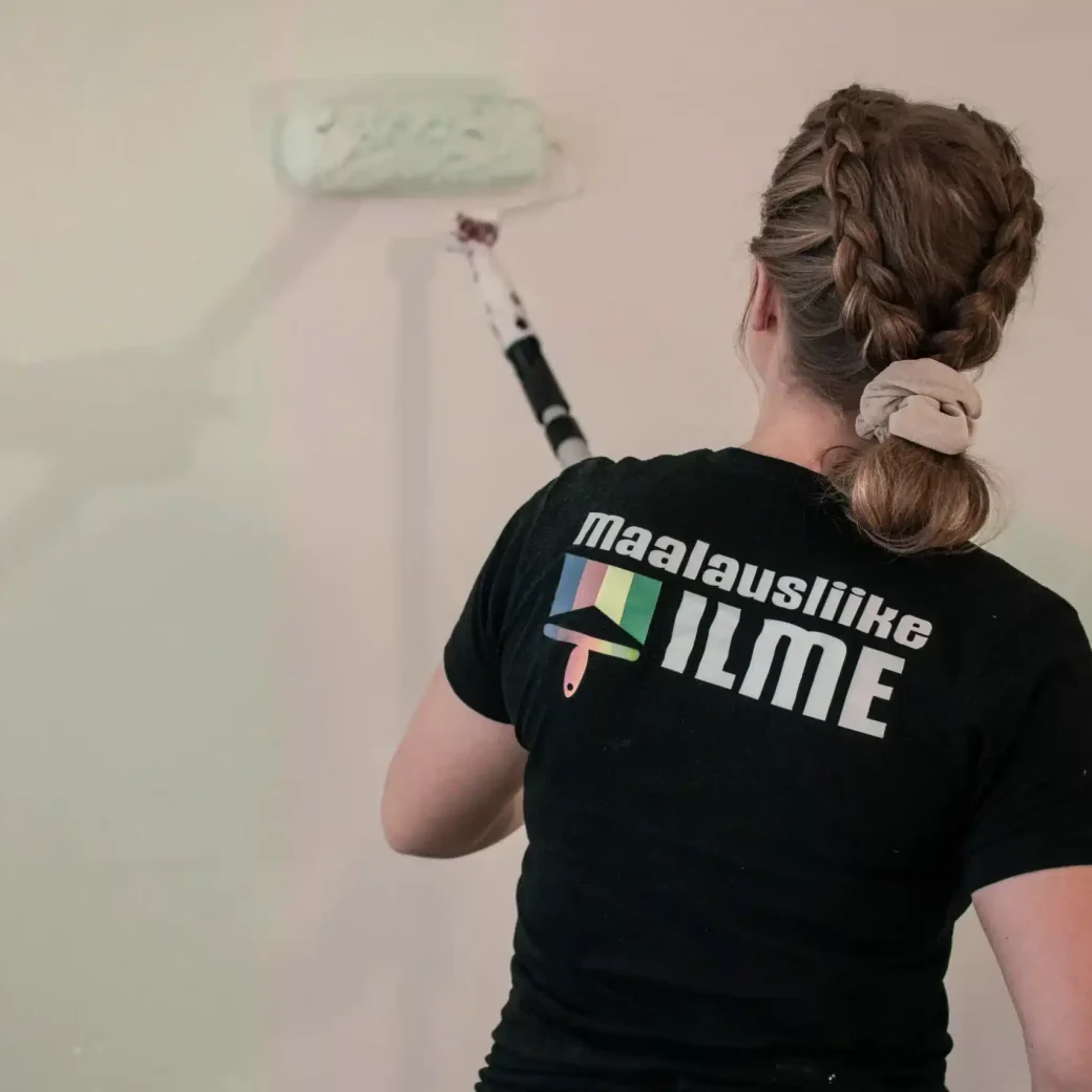 Ilme_maalari maalaamassa vihreää seinää - sisämaalaus