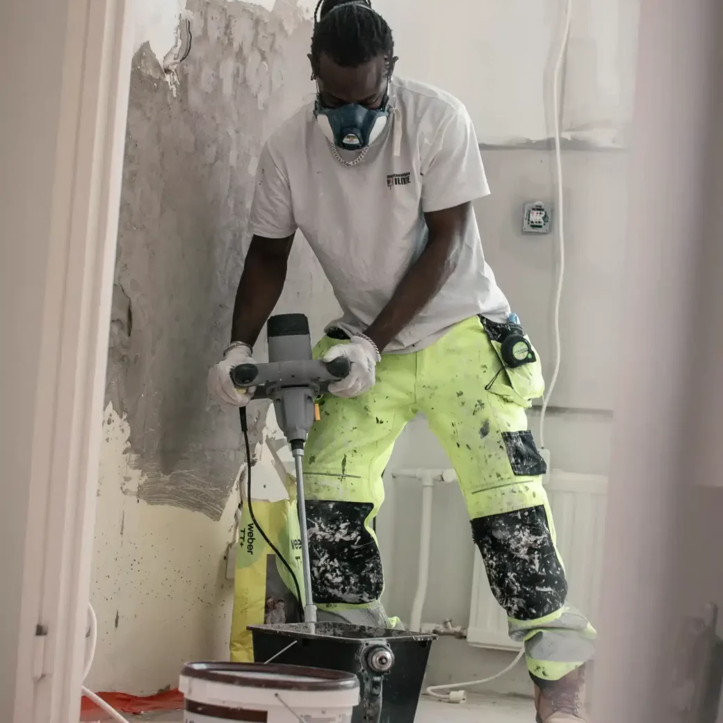 Ilme_maalari sekoittamassa tasoitetta