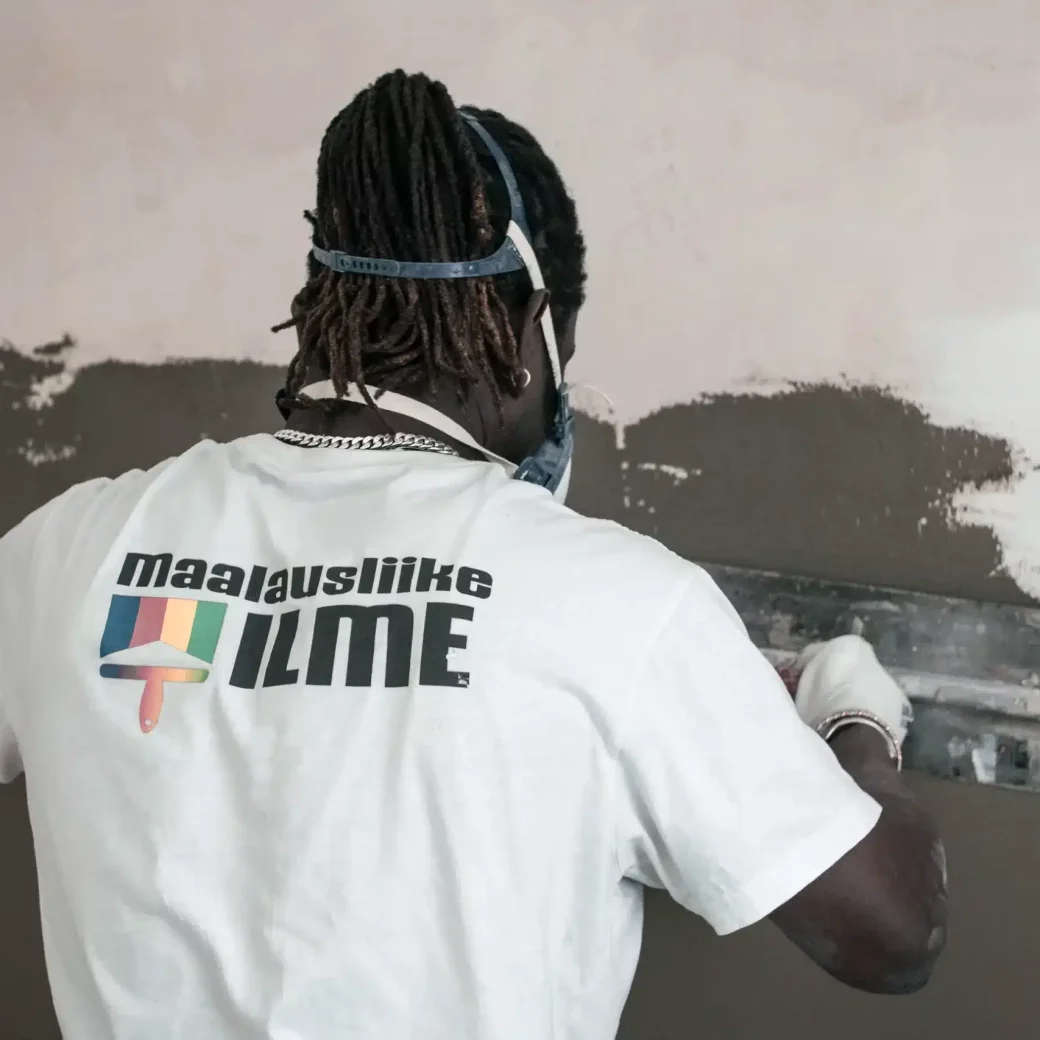 Tasoitetyöt, Maalausliike Ilme maalari tasoittaa seiniä.