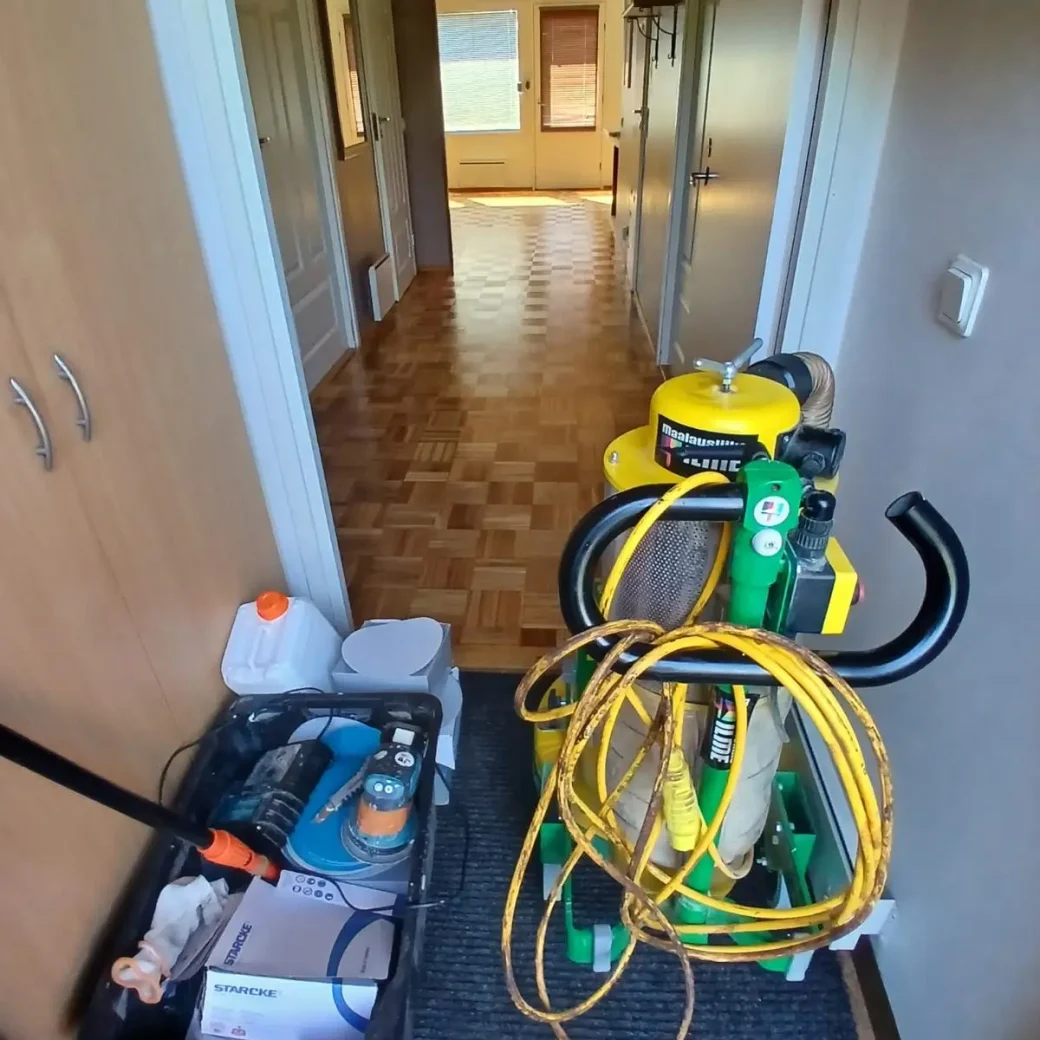 Helsingissä kunnostettu mosaiikkiparketti - vesivahingon korjaus